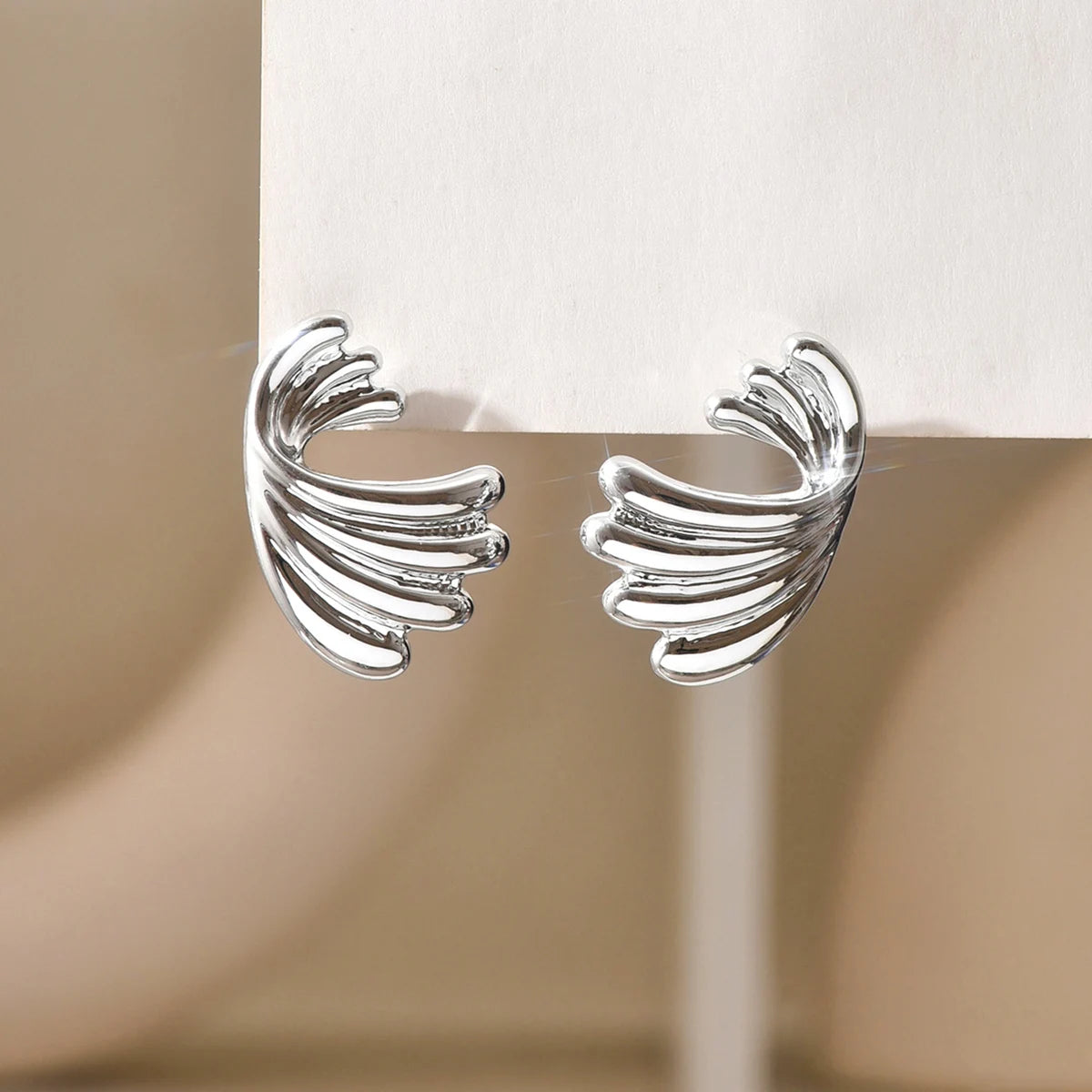 Boucles d’Oreilles Clous Fleur Dorée Vintage – Design Géométrique Élégant pour Femme