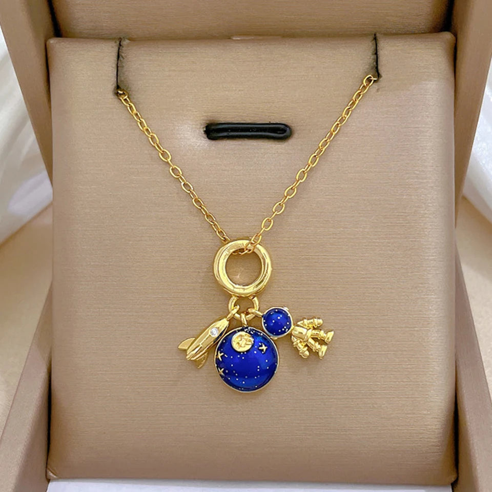 Collier Pendentif Planète, Lune et Astronaute – Série Étoiles en Acier Titane, Couleur Or pour Femme