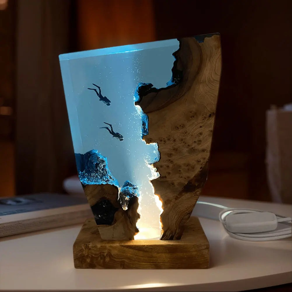 Lampe de Table en Résine “Plongée en Profondeur” – Décoration Lumineuse Océan avec Deux Plongeurs
