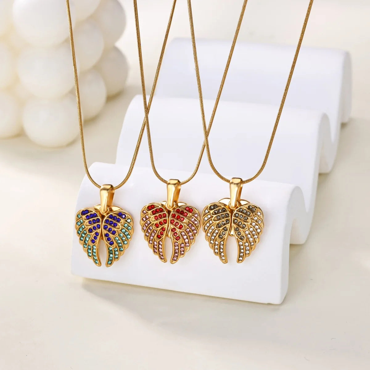 Collier Ailes d’Ange Luxe en Acier Inoxydable – Pendentif Cœur Ouvrable Serti de Zircon, Finition Dorée 18K