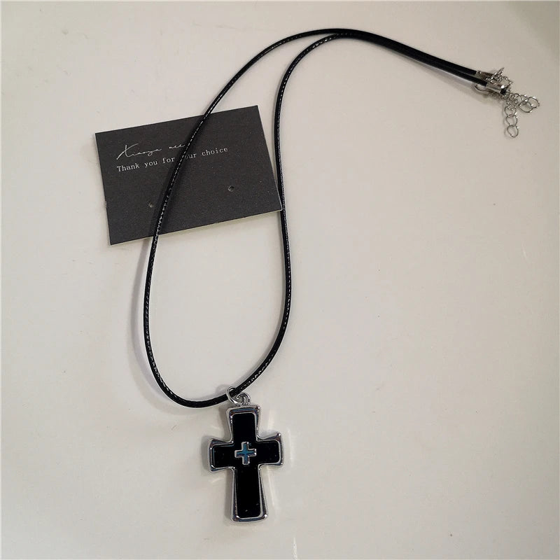 Collier Pendentif Cœur Noir et Croix – Style Punk Rock et Gothique, Bijou Unisexe