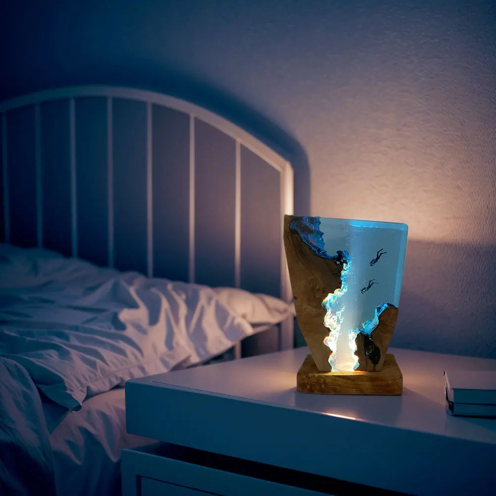Lampe de Table en Résine “Plongée en Profondeur” – Décoration Lumineuse Océan avec Deux Plongeurs
