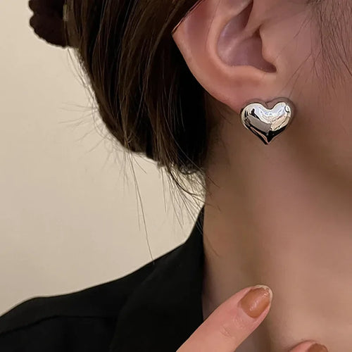 Boucles d’Oreilles Clous Cœur Doré – Design Lisse Minimaliste pour Femme