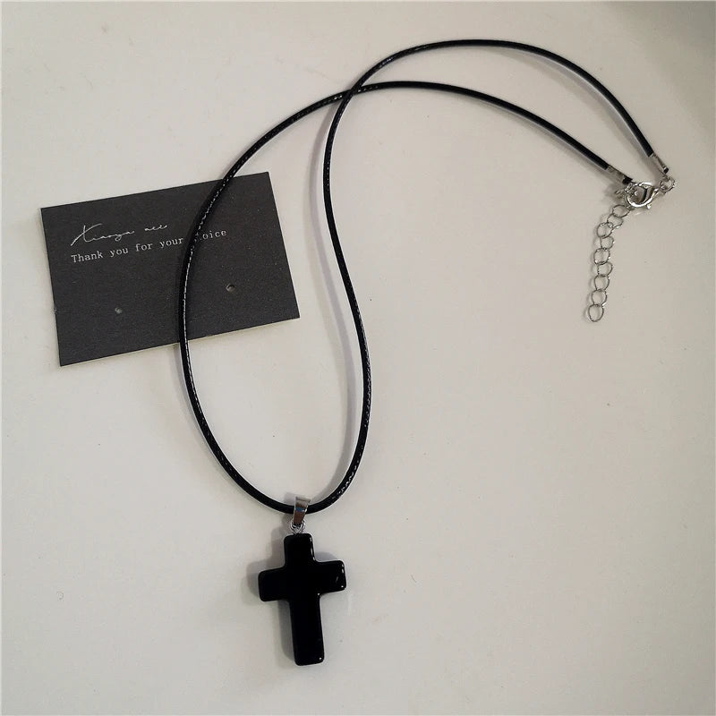 Collier Pendentif Cœur Noir et Croix – Style Punk Rock et Gothique, Bijou Unisexe