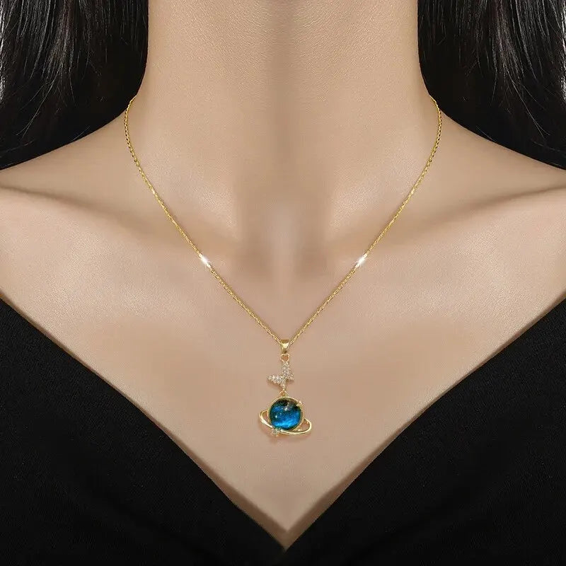 Collier Pendentif Planète, Lune et Astronaute – Série Étoiles en Acier Titane, Couleur Or pour Femme