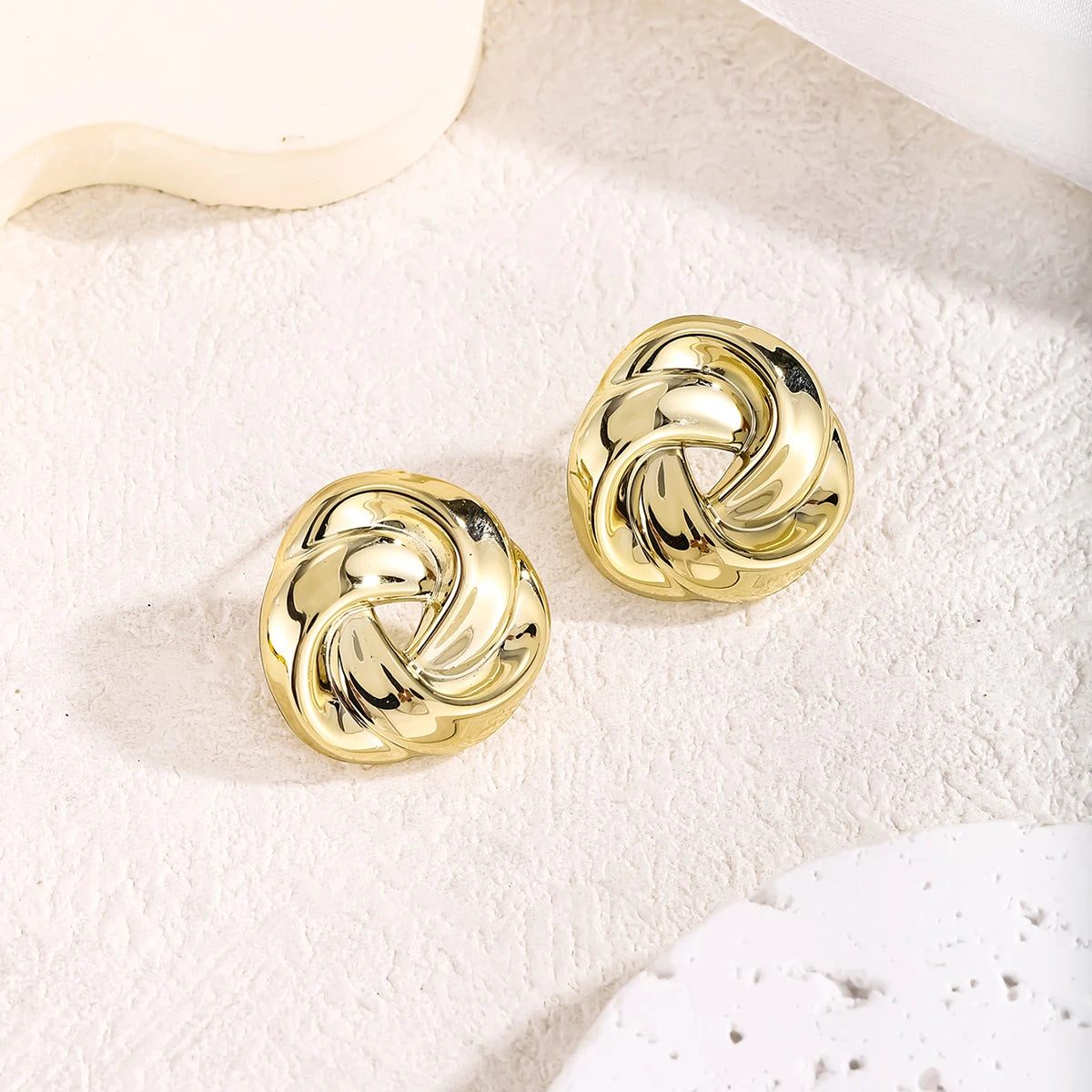Boucles d’Oreilles Puces Géométriques Torsadées – Forme Creuse Irégulière, Plaqué Or pour Femme