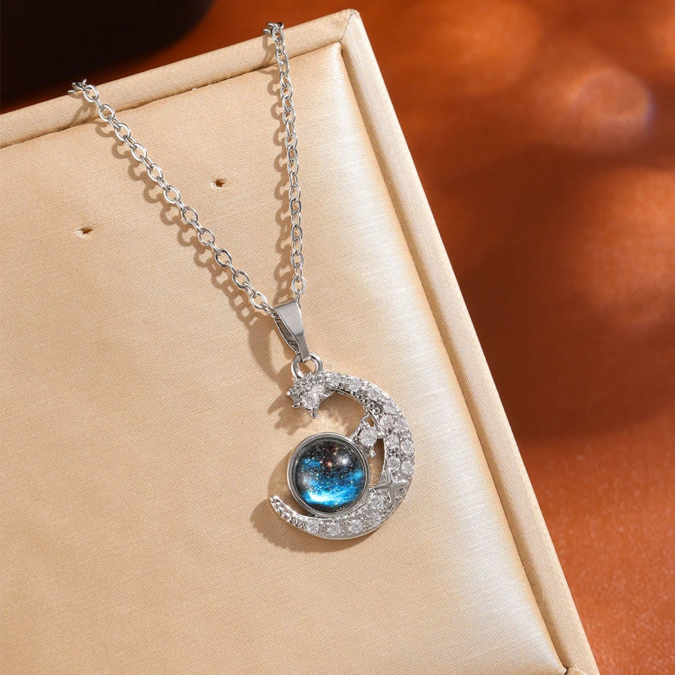 Collier Pendentif Planète, Lune et Astronaute – Série Étoiles en Acier Titane, Couleur Or pour Femme