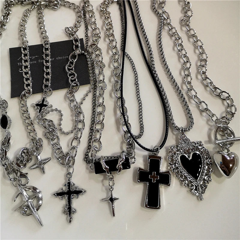 Collier Pendentif Cœur Noir et Croix – Style Punk Rock et Gothique, Bijou Unisexe