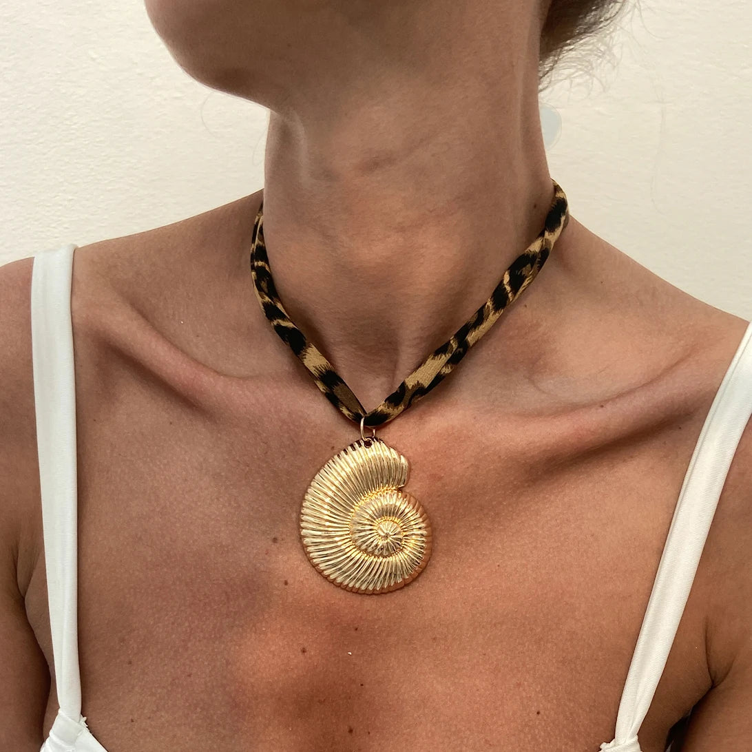 Collier Multicouche en Velours avec Pendentifs Ethniques – Cœur, Étoile et Coquillage, Bijou Mode pour Femme