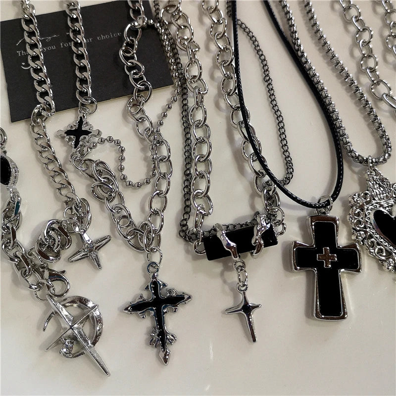Collier Pendentif Cœur Noir et Croix – Style Punk Rock et Gothique, Bijou Unisexe