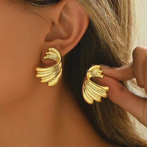 Boucles d’Oreilles Clous Fleur Dorée Vintage – Design Géométrique Élégant pour Femme