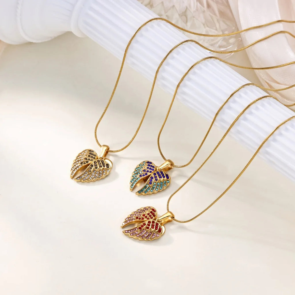 Collier Ailes d’Ange Luxe en Acier Inoxydable – Pendentif Cœur Ouvrable Serti de Zircon, Finition Dorée 18K