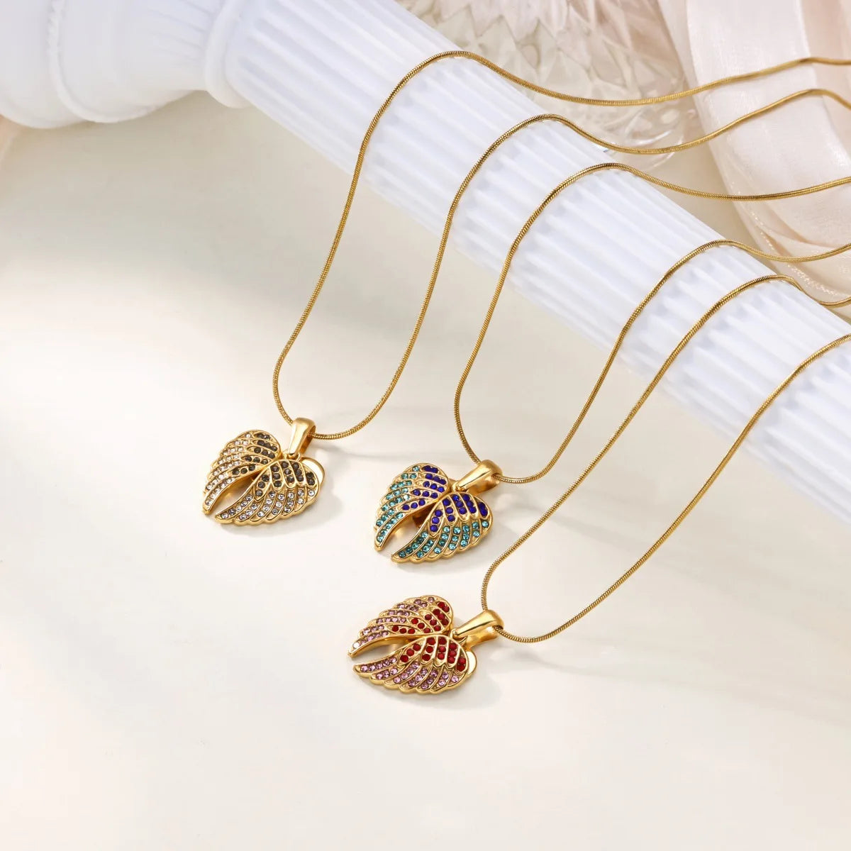 Collier Ailes d’Ange Luxe en Acier Inoxydable – Pendentif Cœur Ouvrable Serti de Zircon, Finition Dorée 18K