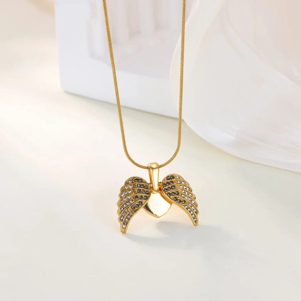 Collier Ailes d’Ange Luxe en Acier Inoxydable – Pendentif Cœur Ouvrable Serti de Zircon, Finition Dorée 18K