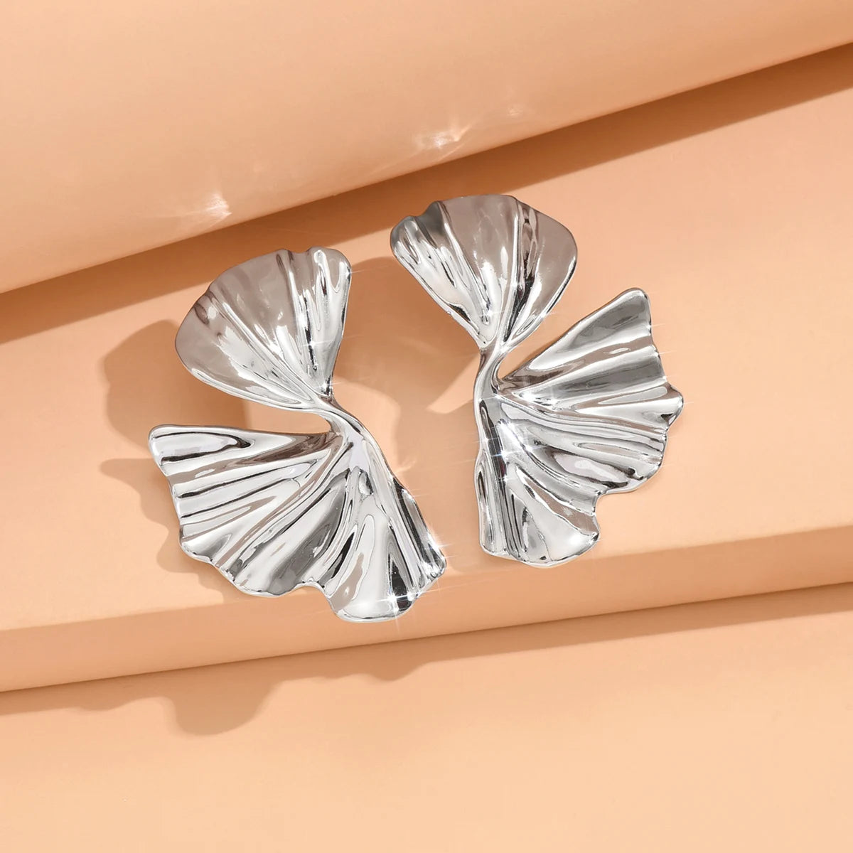 Boucles d’Oreilles Clous Fleur Dorée Vintage – Design Géométrique Élégant pour Femme