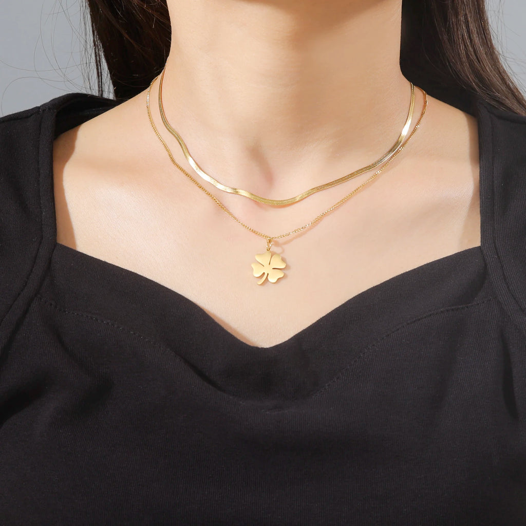 🍀 Collier Trèfle Porte-Bonheur “Cazador” – Double Chaîne Dorée en Acier Inoxydable (2026)
