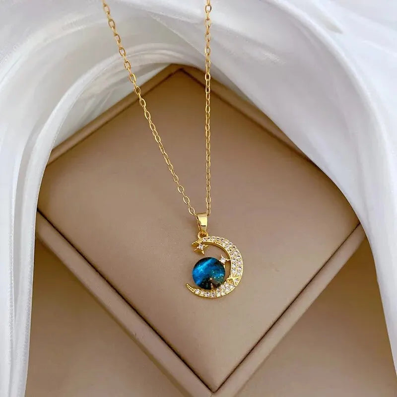 Collier Pendentif Planète, Lune et Astronaute – Série Étoiles en Acier Titane, Couleur Or pour Femme