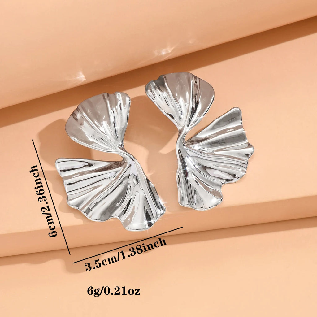 Boucles d’Oreilles Clous Fleur Dorée Vintage – Design Géométrique Élégant pour Femme