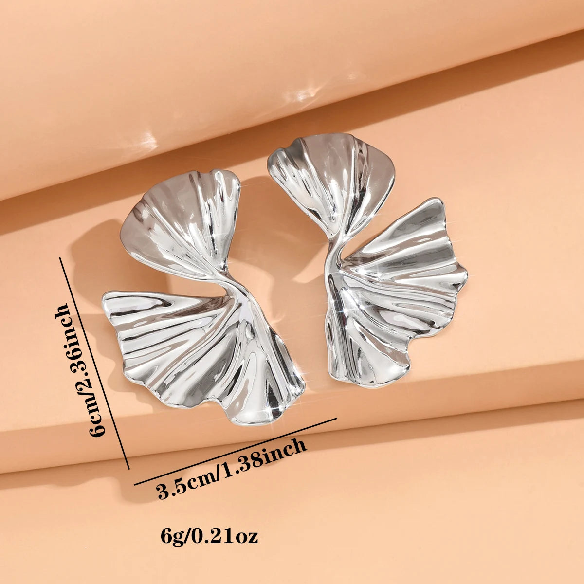 Boucles d’Oreilles Clous Fleur Dorée Vintage – Design Géométrique Élégant pour Femme