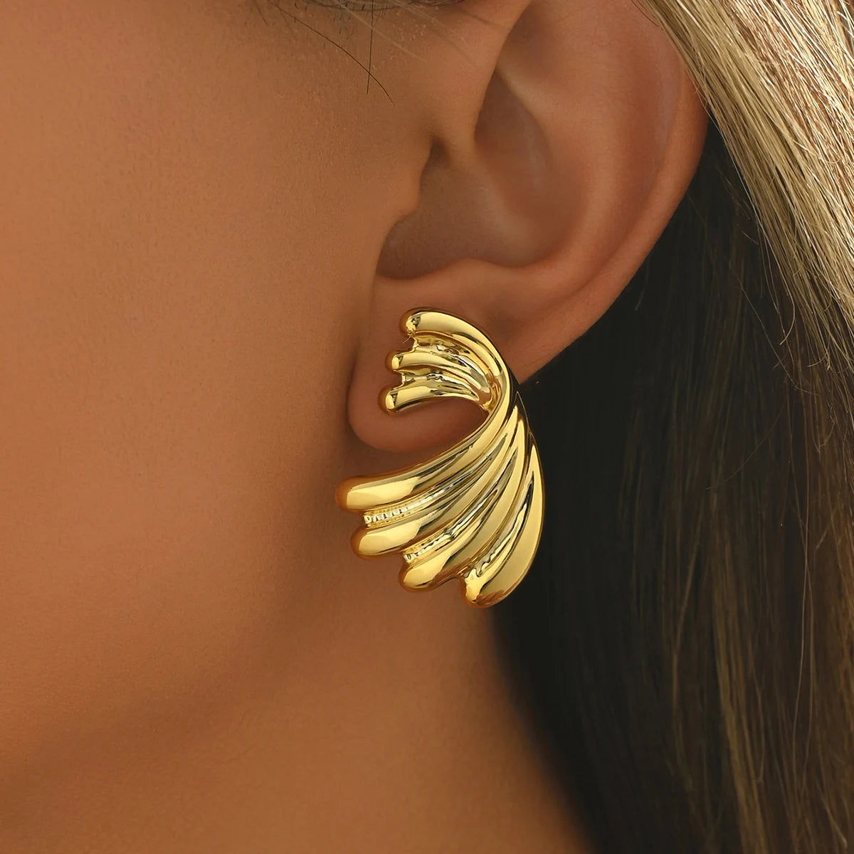 Boucles d’Oreilles Clous Fleur Dorée Vintage – Design Géométrique Élégant pour Femme